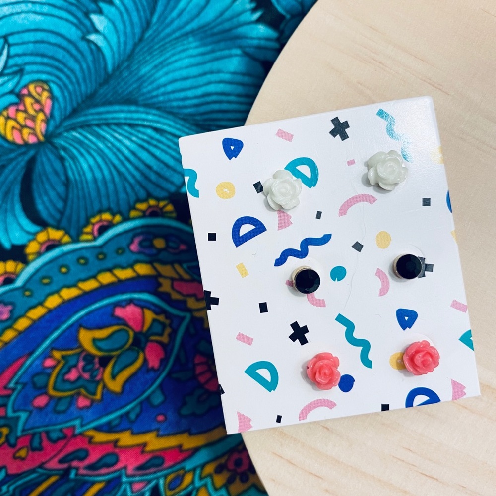 🔴4 for 25🔴 3 Pack Tiny Earrings Flower Bundle